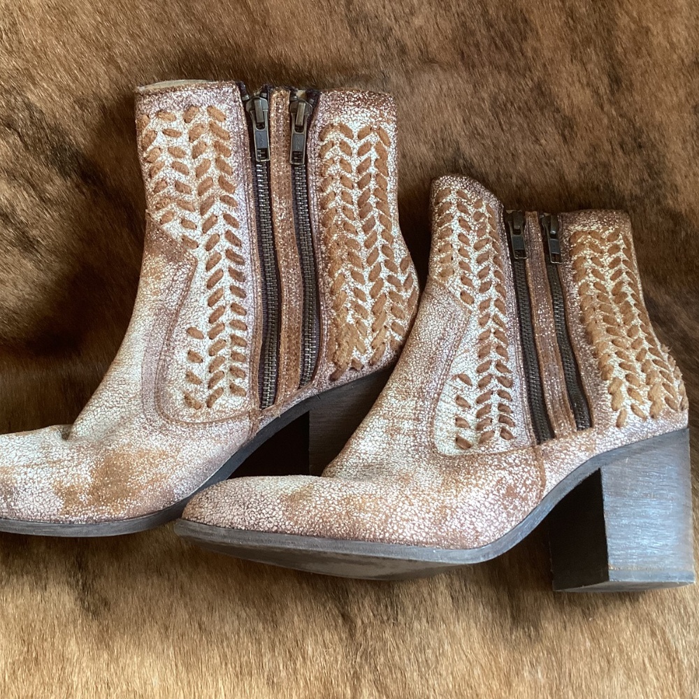 Circle G By Corral Outstanding Leather Weave Double Zipp Crackle Leather Bootie - Picture 10 of 12